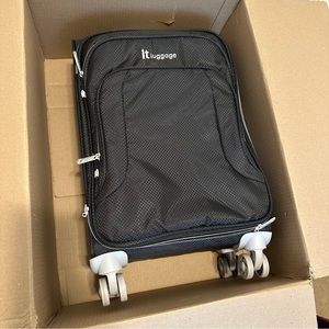 IT Luggage 4lb Carry-On Spinner Suitcase